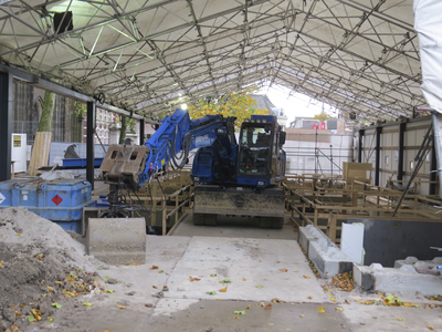 906612 Afbeelding van de werkzaamheden, onder een overkapping, voor de aanleg van de Schatkamer II (later: DOMunder) ...